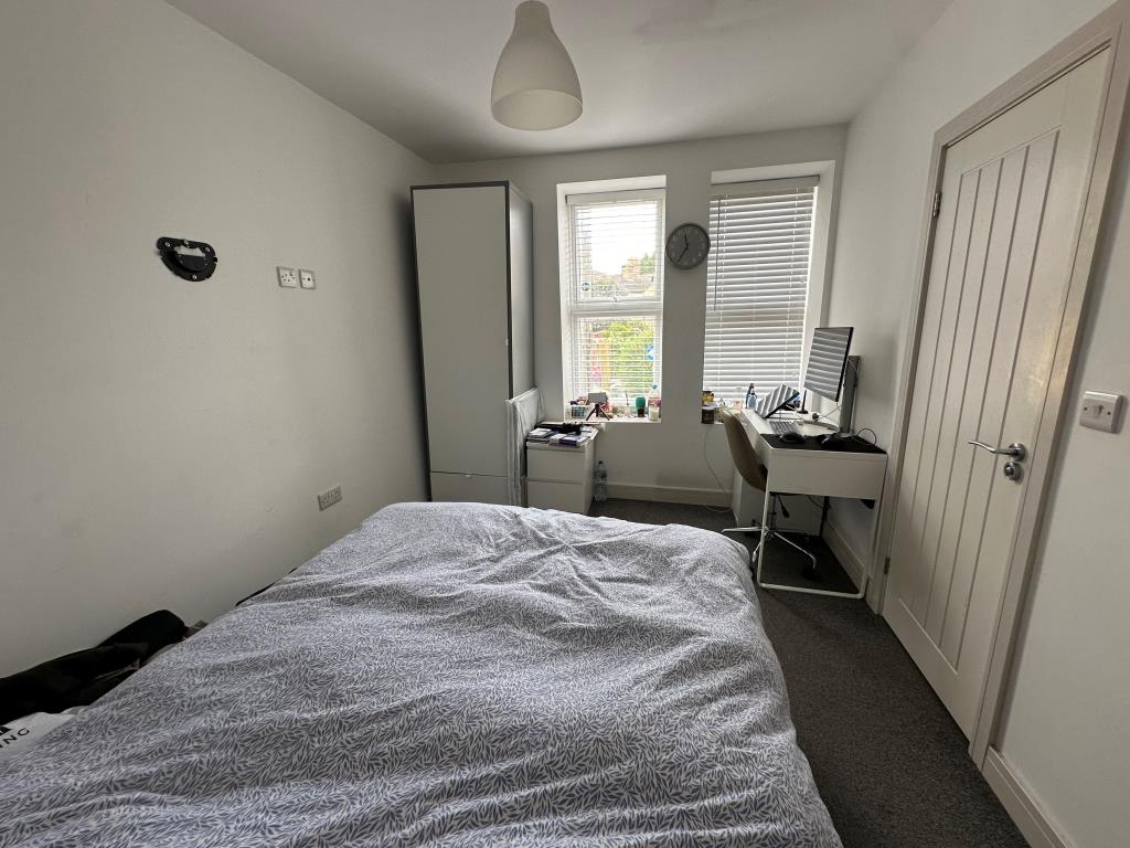 Lot: 61 - WELL PRESENTED SIX-BEDROOM HOUSE OF MULTIPLE OCCUPATION PROVIDING GOOD RENTAL INCOME - Room four bedroom